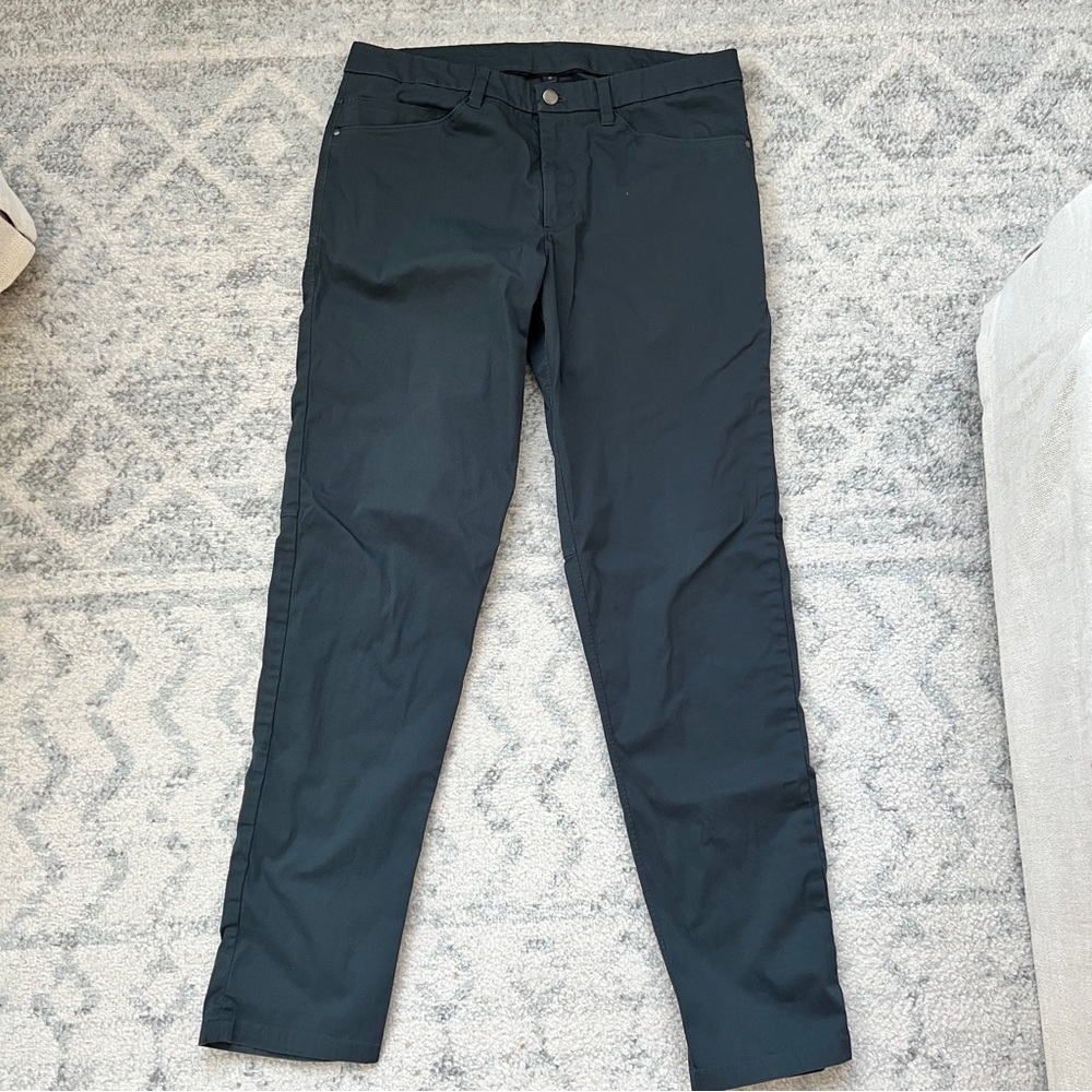 Men’s Lululemon Gray Slim Fit Pants, Size 32.